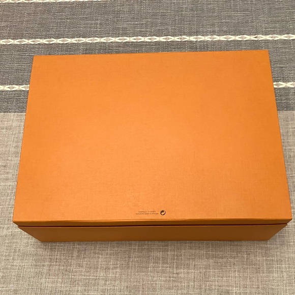 Authentic Louis Vuitton magnetic flap-lid box (14.5”x10.25”x5”) and shopping bag - Picture 6 of 15